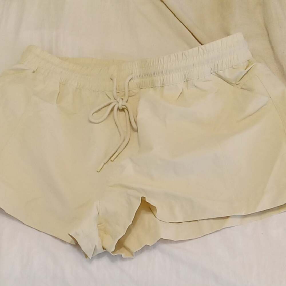 NWT Calia Women's Size XL Cream Shorts. Athleisure, Casual, Beach, Summer